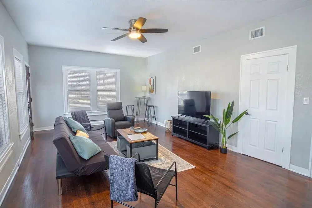 Trendy 2 BR Prime Apt Near DTWN, Pearl, Fort Sam!