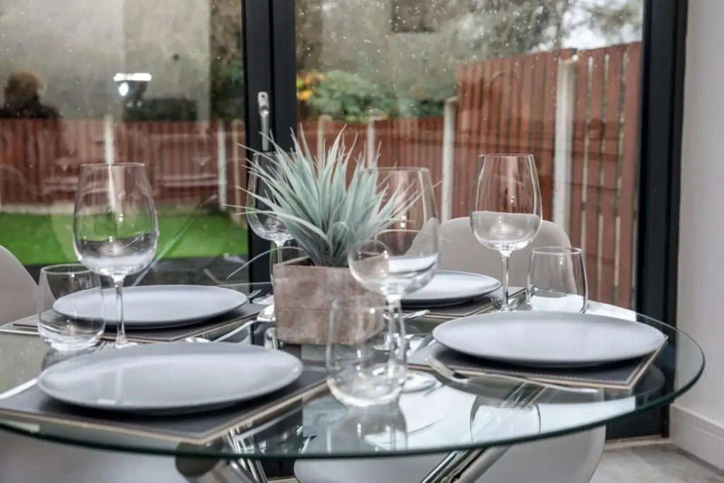 Large, Modern Apartment with En-suites, Wifi, Parking