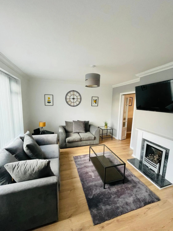 Lovely Modern 3 Bedroom Home with Private Garden & Large Driveway Fits 2 Vans Ideal for Contractors NHS & Long Term Stays Easy Access to M6, Walsall & City Centre