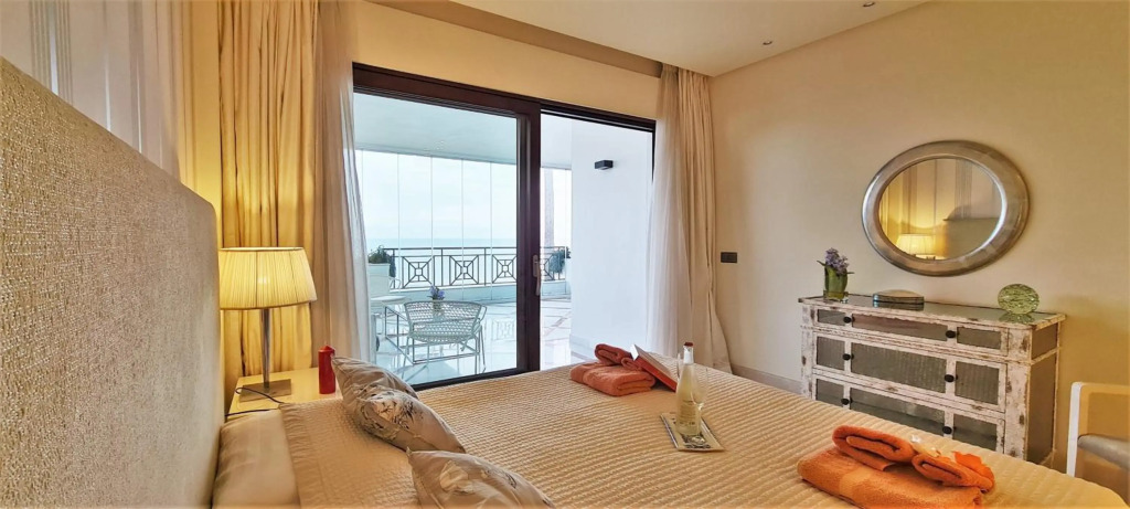 Luxury Apartment Frontal To The Sea In Estepona Doncella Beach