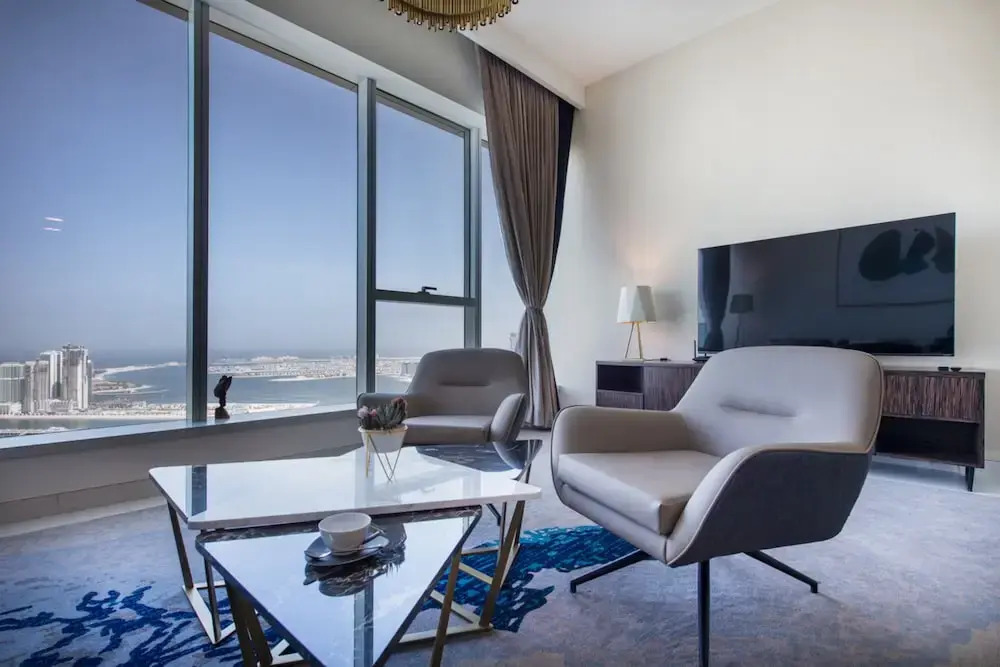 Maison Privee - Chic Coastal Escape w/ Sea Views on Palm Entry
