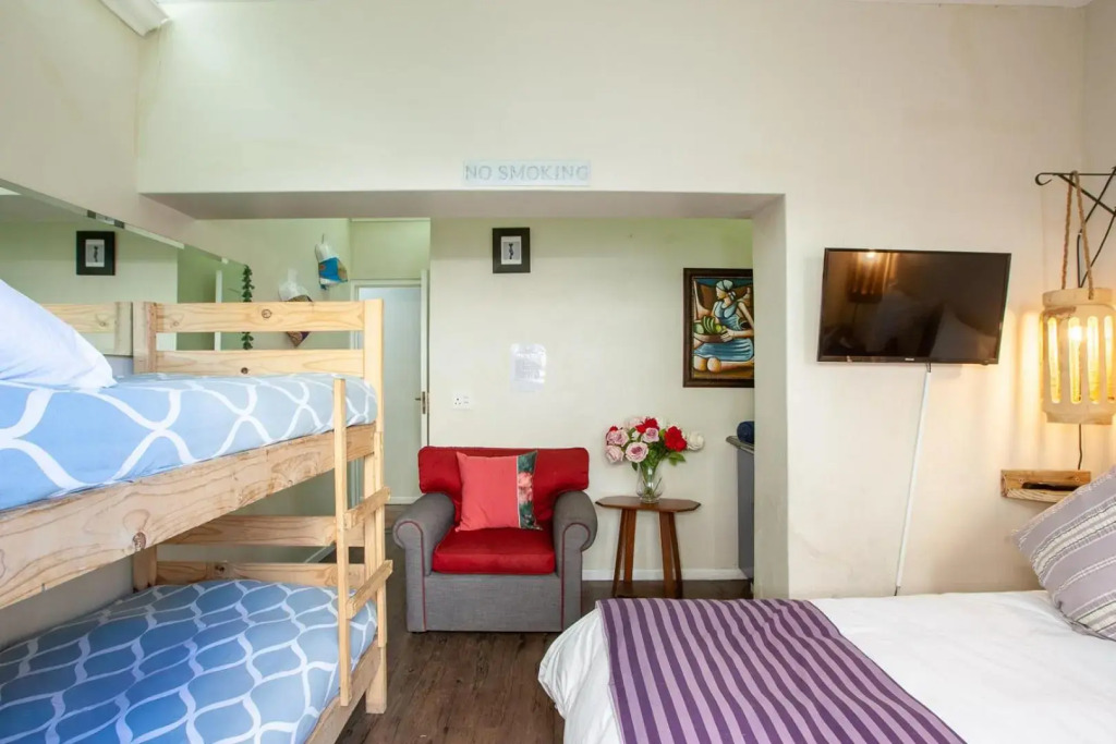 Bedrock Family 2 x Rooms 8 Sleeper with Kitchenette