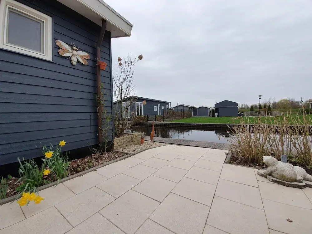 Canal-side Stay, Giethoorn