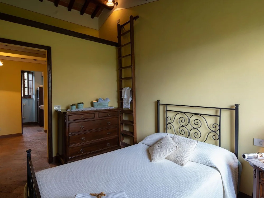 Spacious Villa at Lombriciano with Swimming Pool