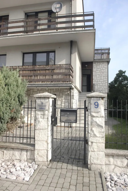 Dr Mandryk HOUSE