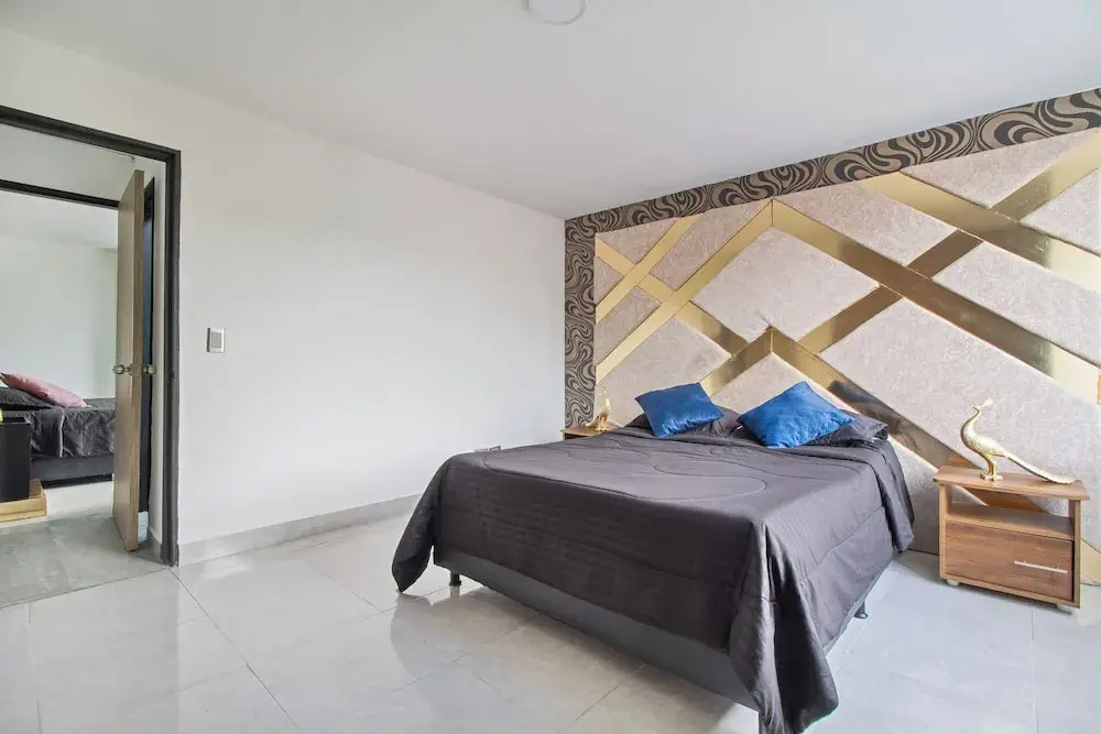 2bedroom with pooltable 1 block -Lleras