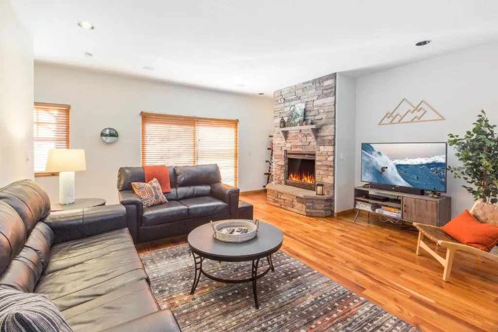 Elkhorn Townhome 1947 Townhouse