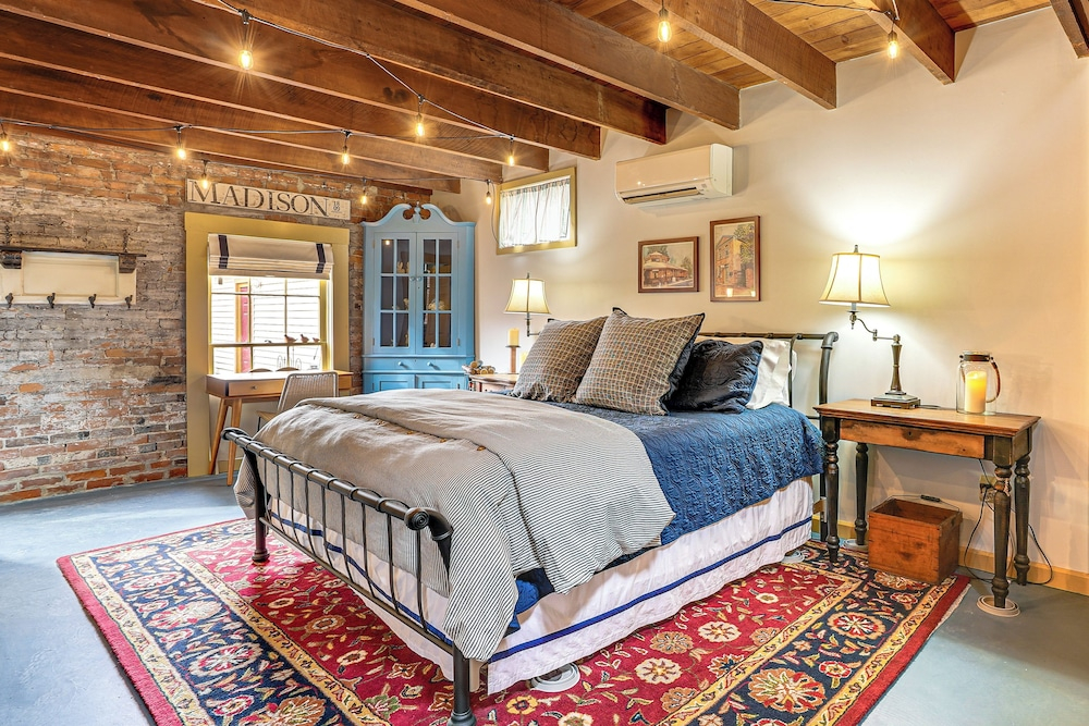 1 Block to Main St: 'second Street Carriage House'