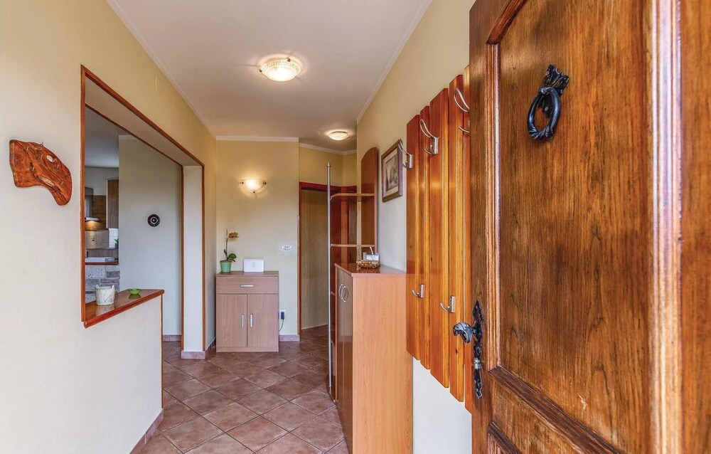 2 Bedroom Stunning Apartment In Fazana