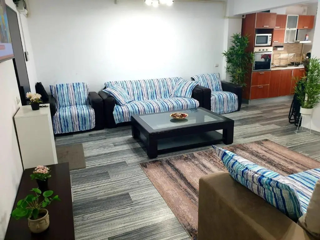 Apartament Mamaia Nord la 30 de m de plaja cu terasa.