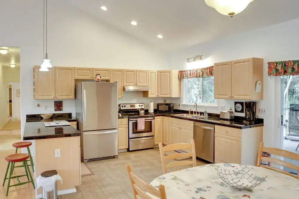 Paradise Park Vacation Rental ~ 4 Mi to Shoreline!