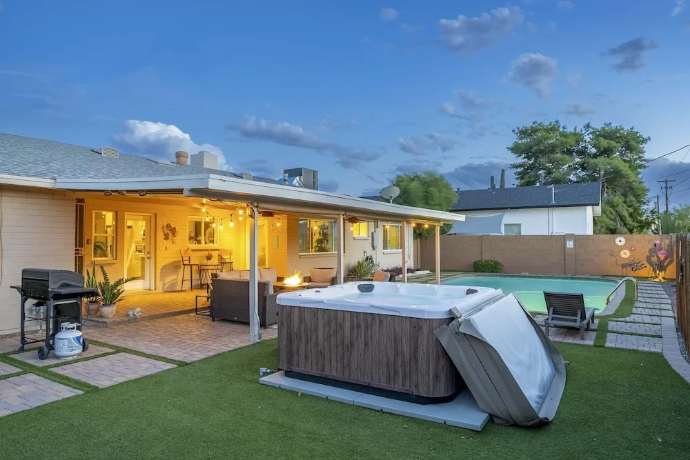 Pristine Escape ~ 2 Miles to Old Town Scottsdale!