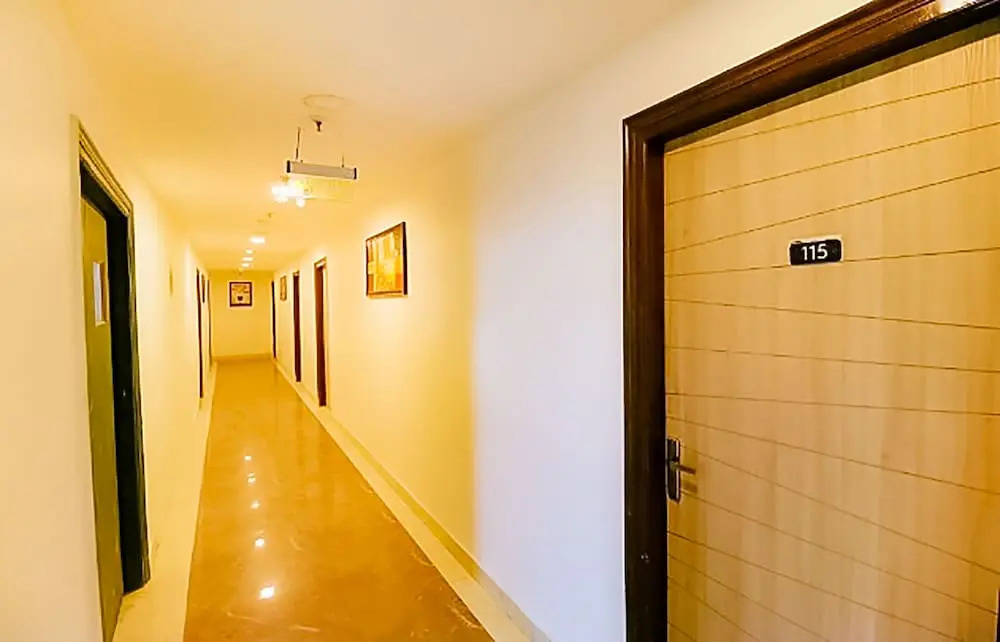 Roomshala 173 Hotel Royal Inn
