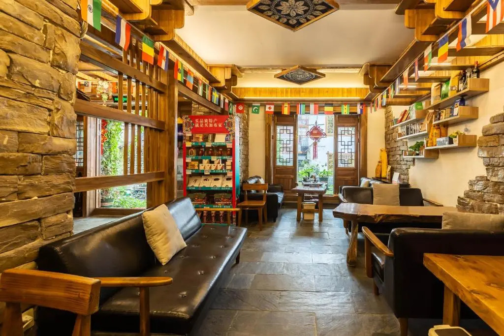 Destination Youth Hostel-Walk 5 minutes to east entrance of national park,Coffee,Book tickets,Laundry service,Experienced tour guide service