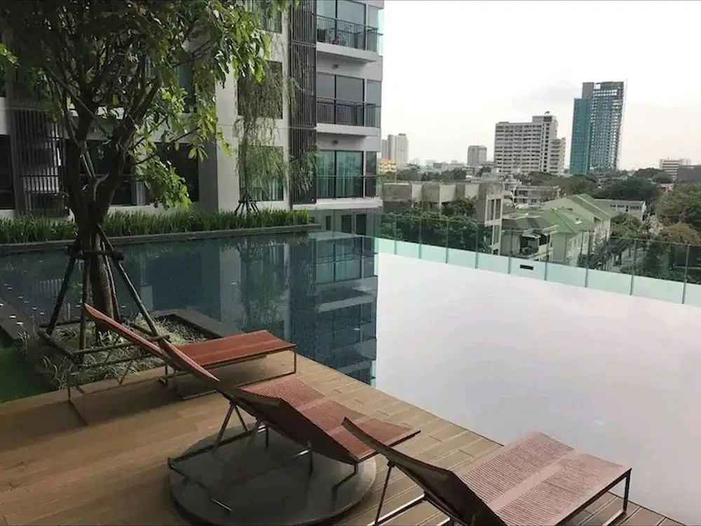 Luxury Condo in Khlong Toei City Views & Skytrain Access