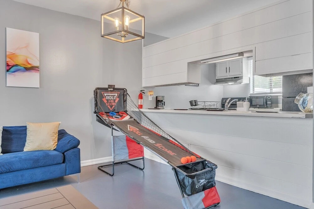 Comfy Home In The Heart Of Raleigh 2 Bedroom Townhouse by Redawning