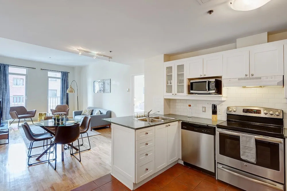 Downtown Condos on De La Montagne by Hometrotting