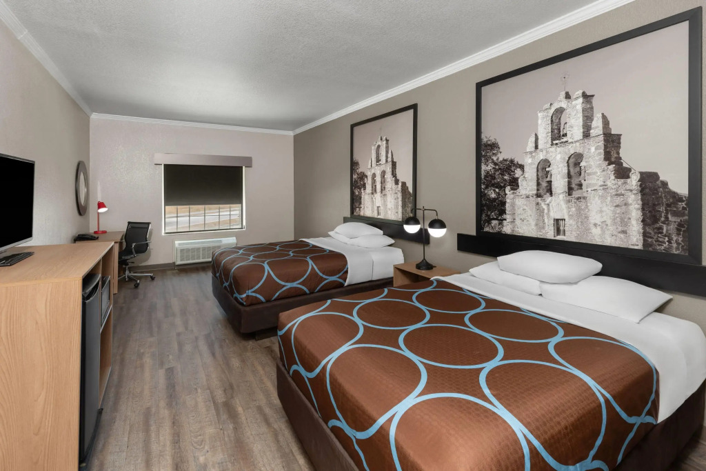 Super 8 by Wyndham San Antonio/Alamodome Area