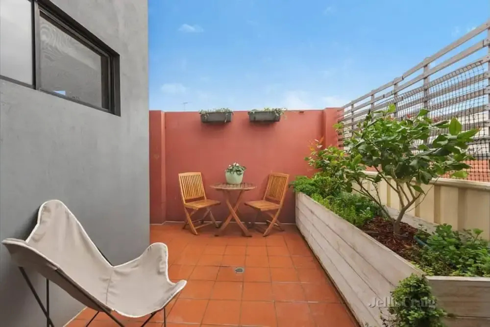 Spacious 2 Bedroom Apartment in Brunswick With Patio and Parking