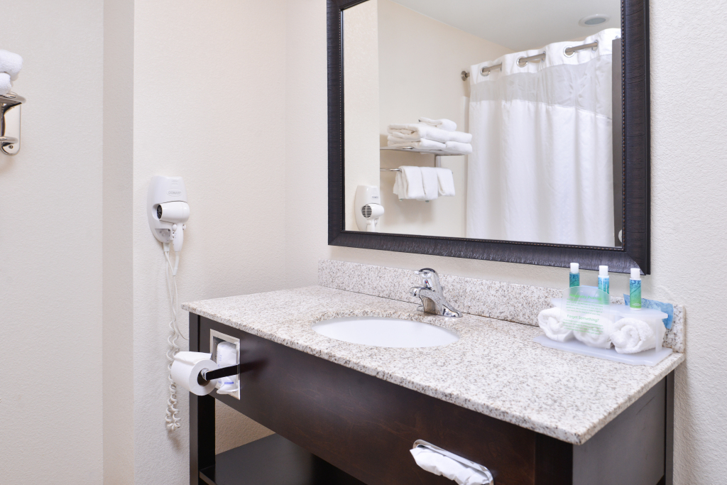 Holiday Inn Express & Suites Emporia Northwest by IHG