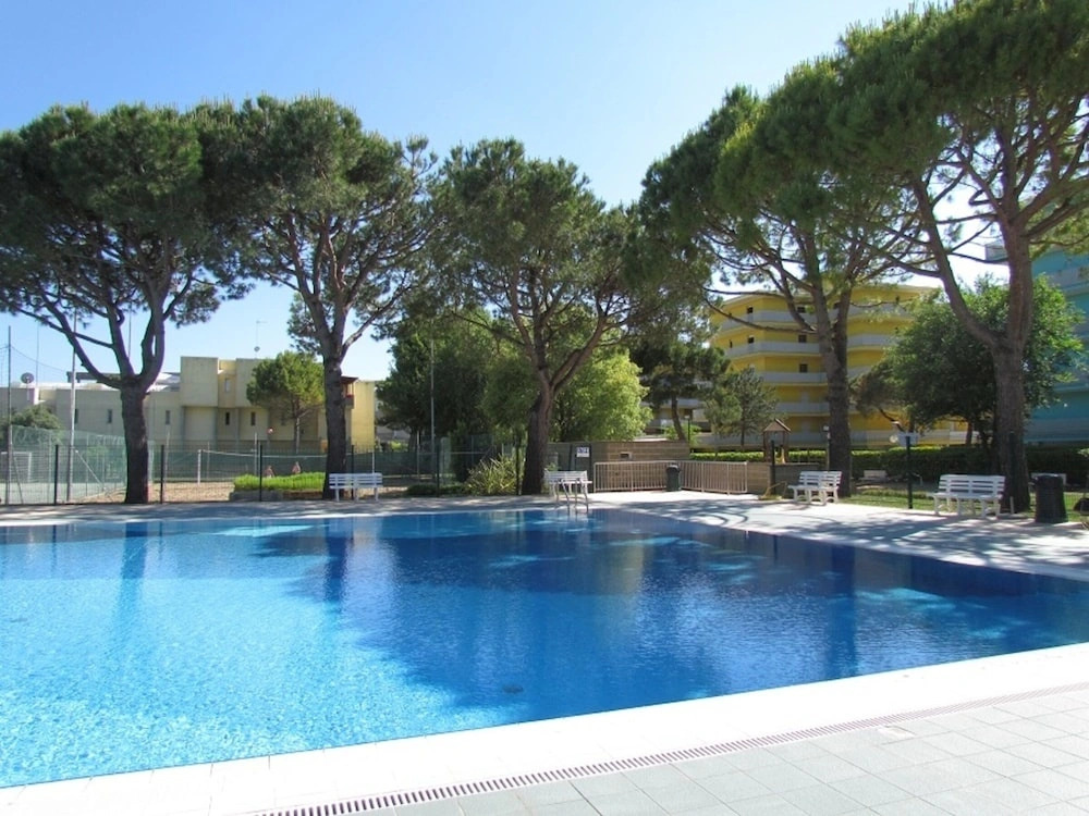 Spacious Flat With Pool Access