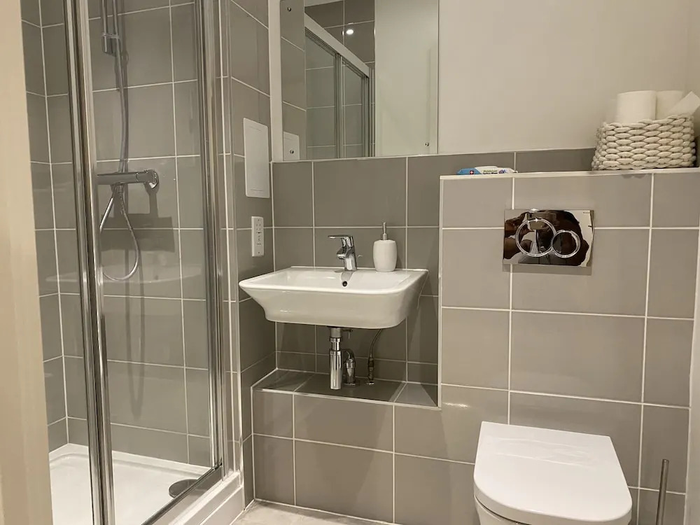 Cosy Stunning two Bed Apartment With Balcony