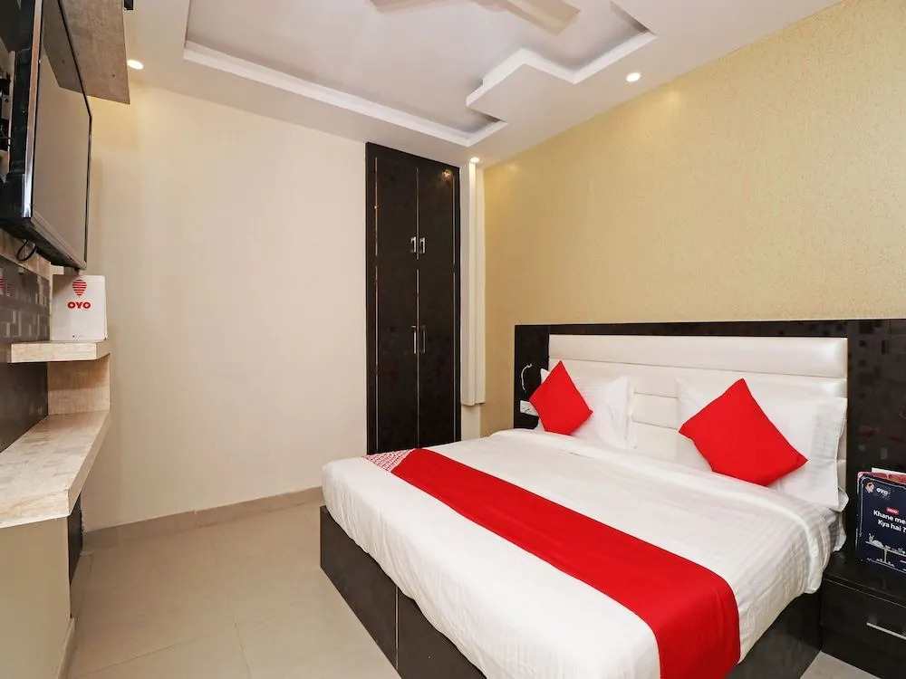 OYO 25130 Hotel Royal Inn