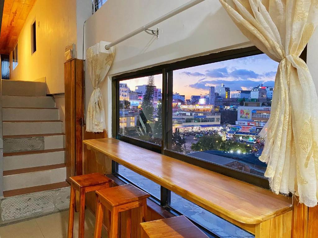 Gold Night Hotel