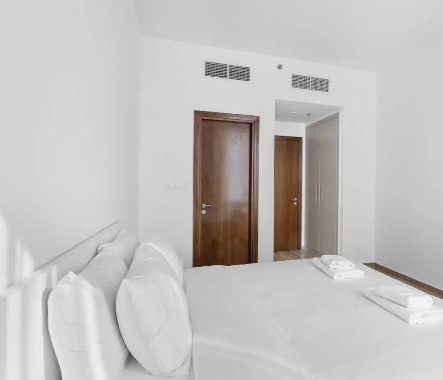 WelHome - Stunning 3BR Apartment with Balcony and Canal View