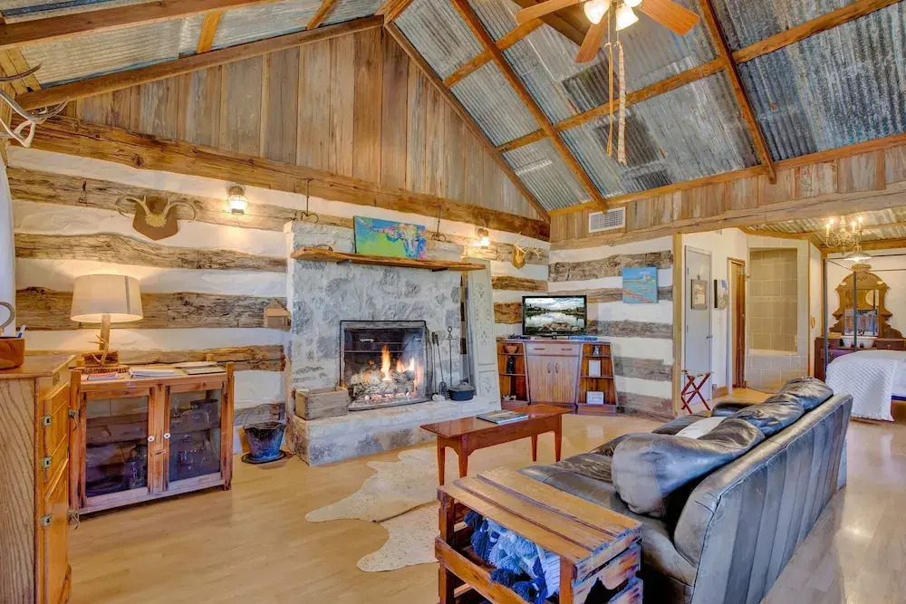 New! Gorgeous Hill Country Cabin Just Minutes From Main St!