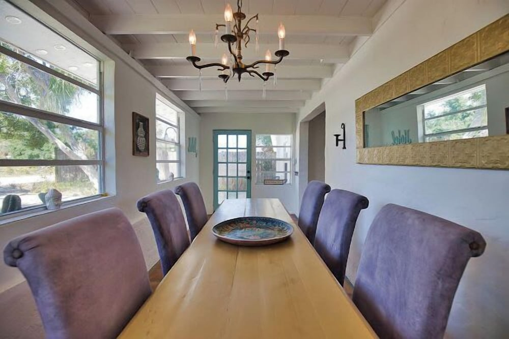 Pet Friendly Firepit Minutes to Beach Sleeps 6
