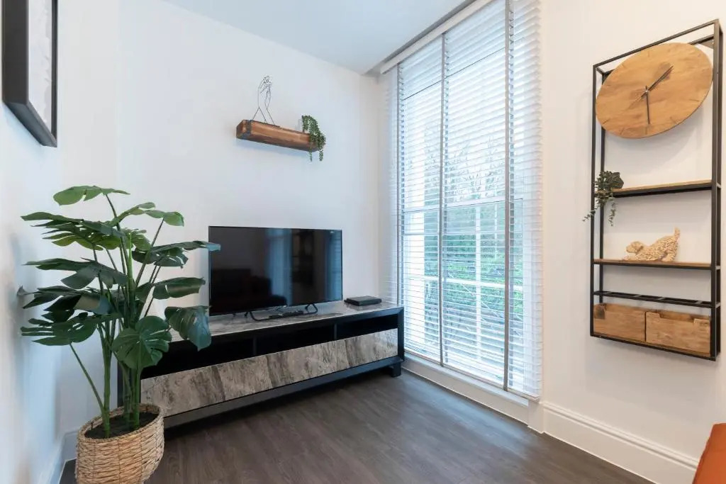 Elliot Oliver - Luxury 2 Bedroom Regency Apartment With Parking & EV Charger