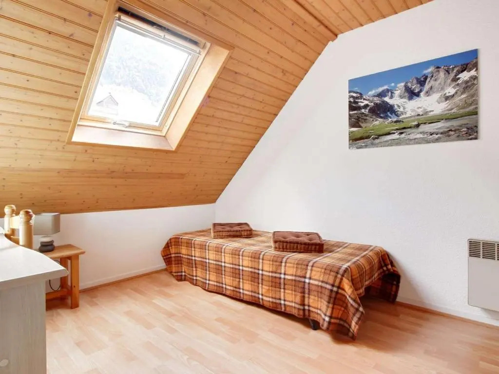 Chalet mitoyen 3 chambres, 60m², belle vue, 1km centre-ville, navette ski, parking, terrasse - FR-1-401-3