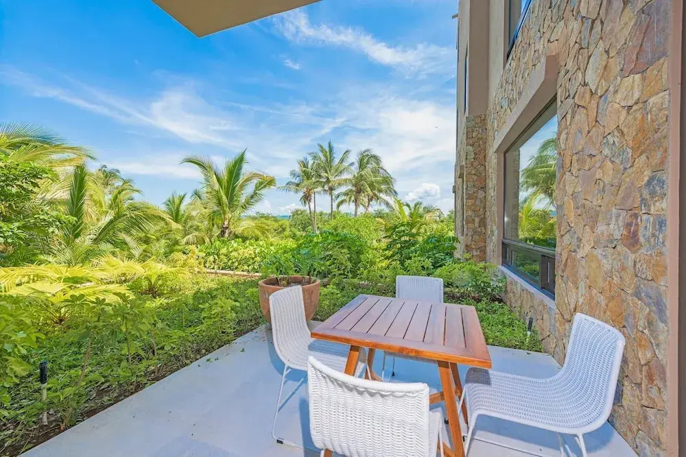 Sunny Vacation Condo 3
