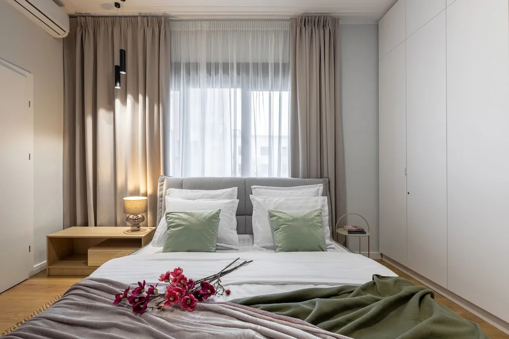 Luxury Piata Romana 2BR Urban Sanctuary by HOLT