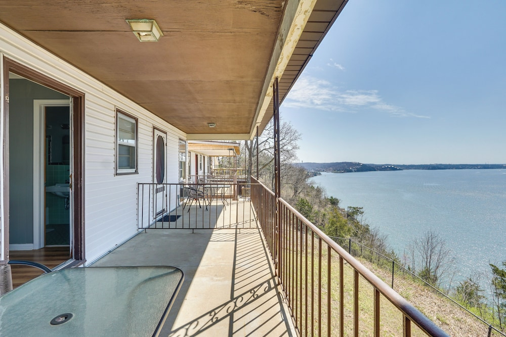 Unit 4 On the Strip! Lake Ozark Gem w/ Pool Access