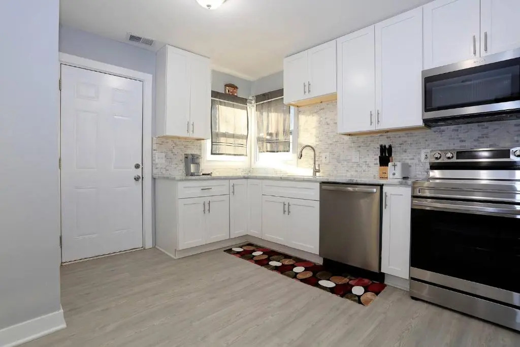 Global Vibe Parlor Renovated Full Kitchen Free Parking