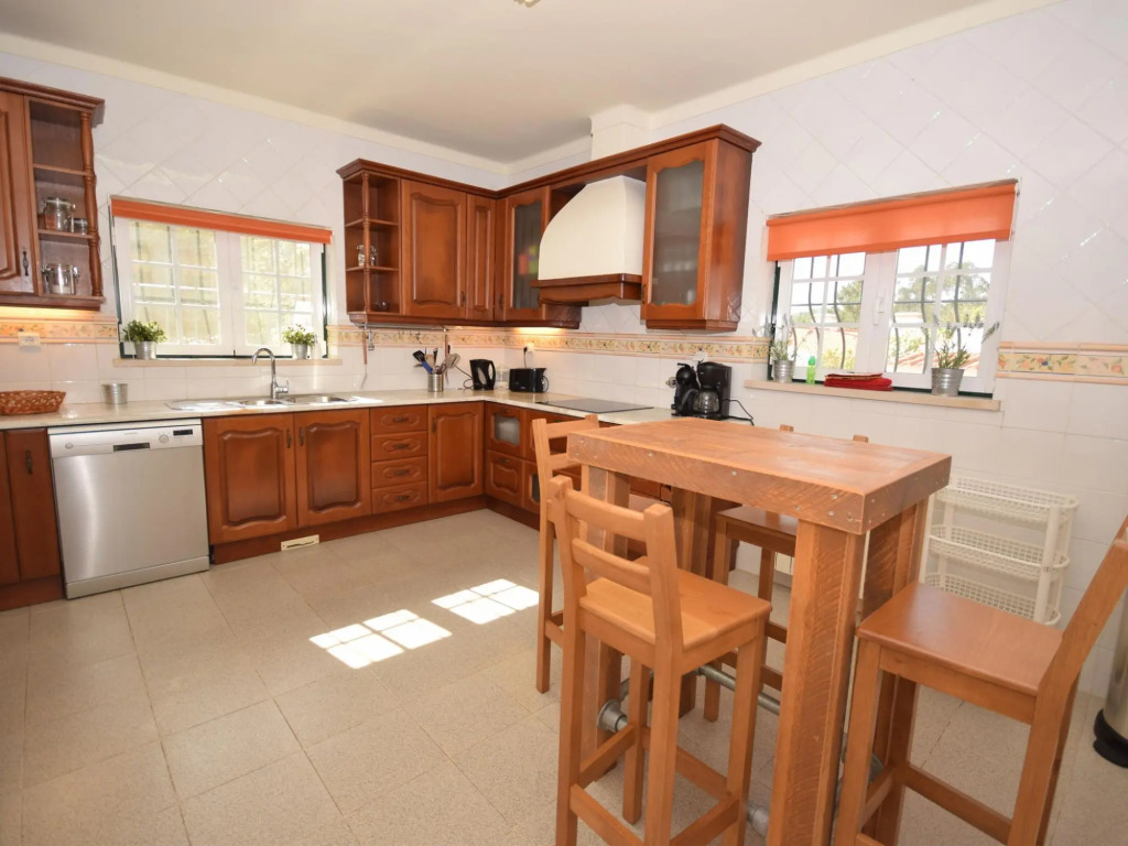 Luxurious Villa in Caldas da Rainha with Swimming Pool