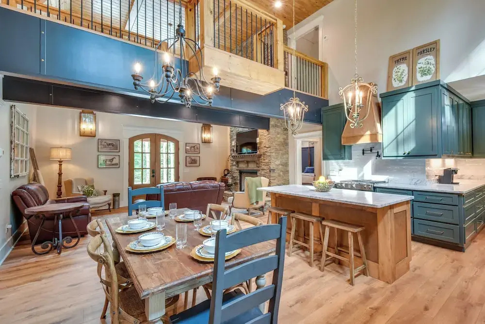 Luxurious Clarkesville Cabin w/ Decks & Fire Pit
