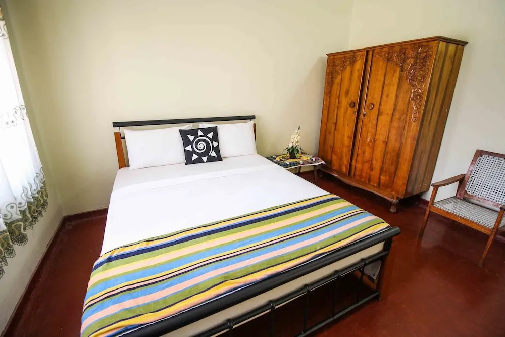 Yoho Airport Way Bungalow