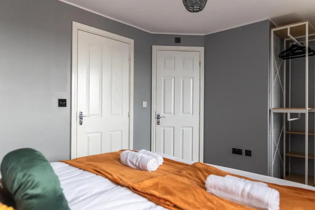 LARGE & NEW Contractor House & Private Parking & Garden & close toM6