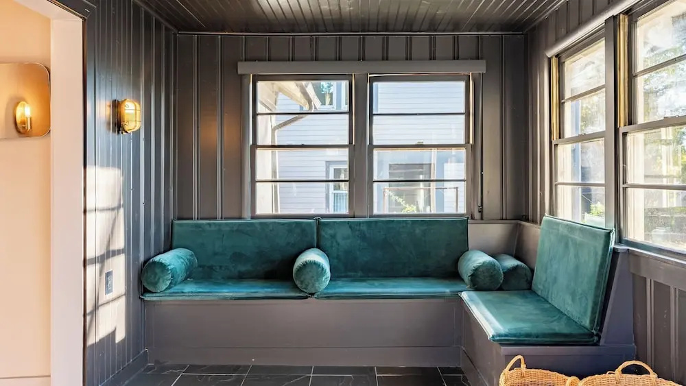 Southern Charm, Backyard Firepit, Outdoor Dining, Mins to Downtown Chapel House by Avantstay