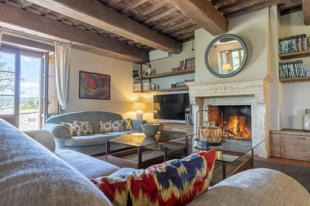 Villa Trasimena is a property with great character, located in a truly enviable position overlooking-Villa Trasimena