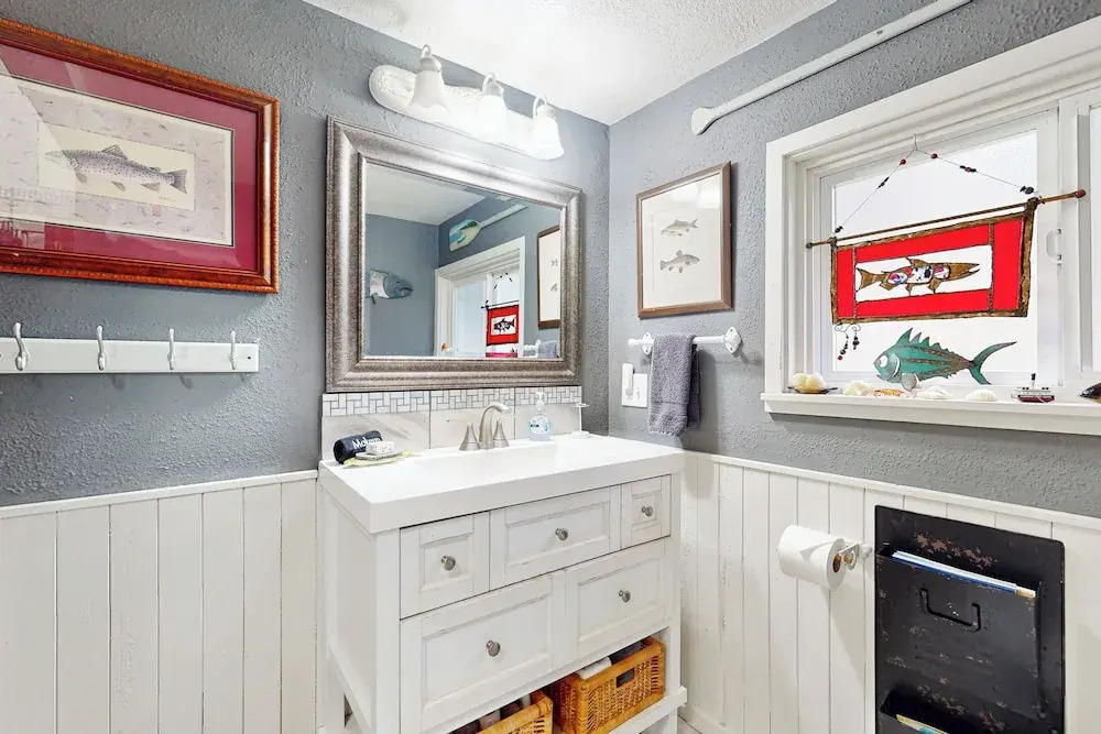 3 BR Cozy Cottage: w/ Hot Tub & Wifi
