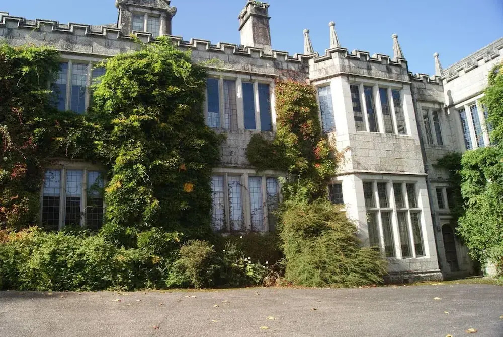 Cosy 3 Bedroom House on Cornish estate with pool