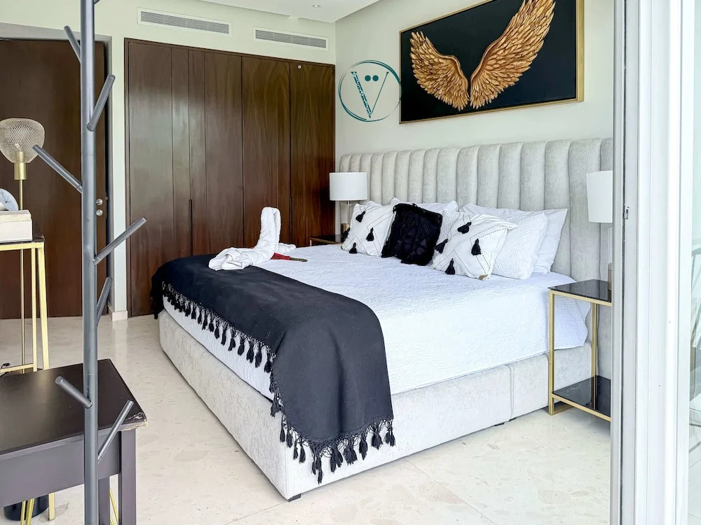 Luxury 2BR Bolongo Ocean View Private Beach