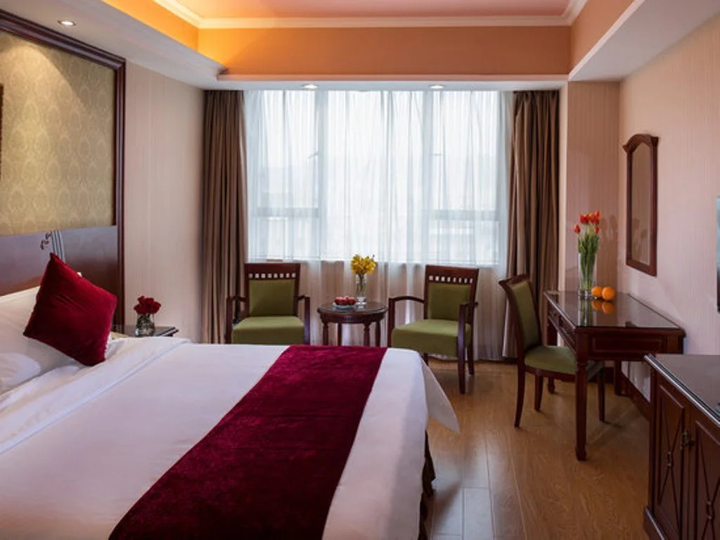 Vienna Hotel Shenzhen Pinghu Center Metro Station