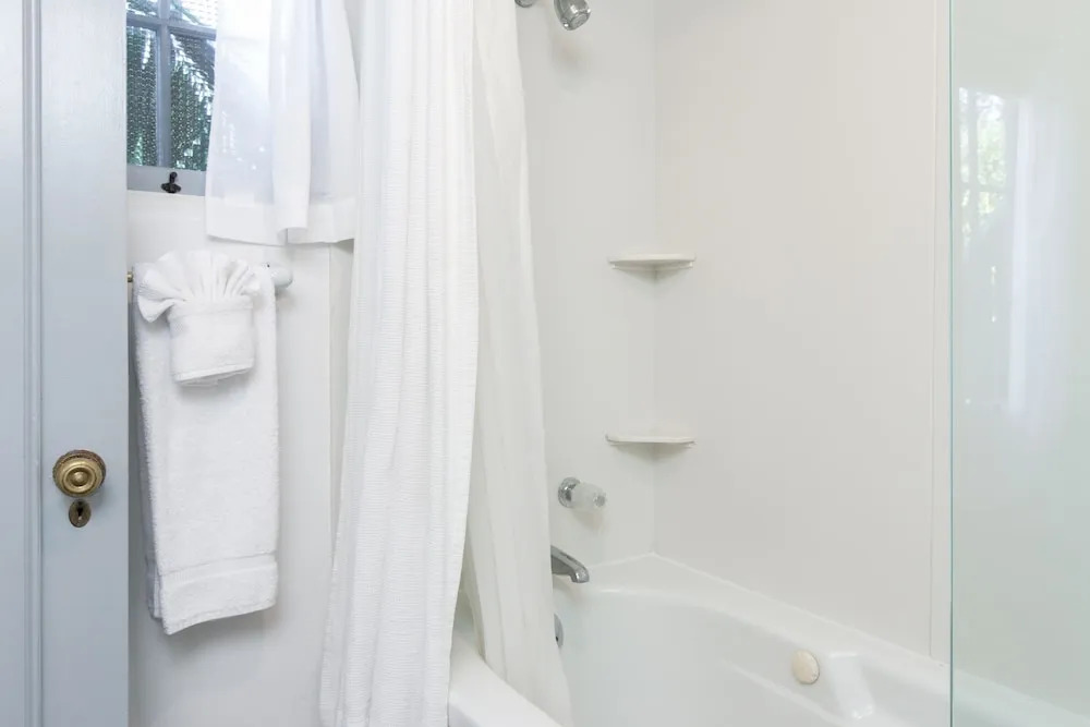 Charming Studio - 1 Block to Gorgeous East Beach! Hotel Room