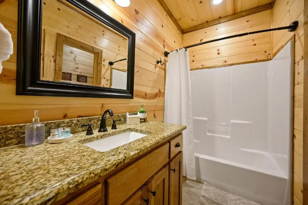 Blossom Belle Lodge Luxury cabin 4 Bedroom, 3.5 Bath sleeps 11