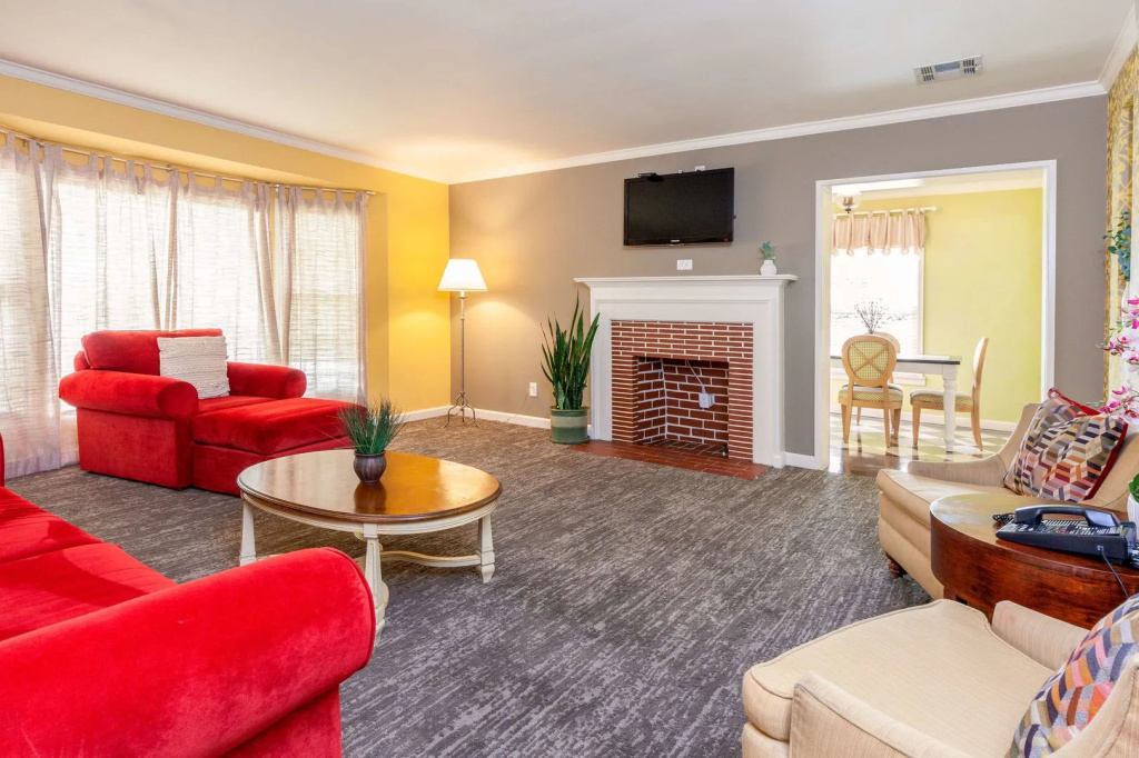 The Lafayette Hotel, Swim Club & Bungalows
